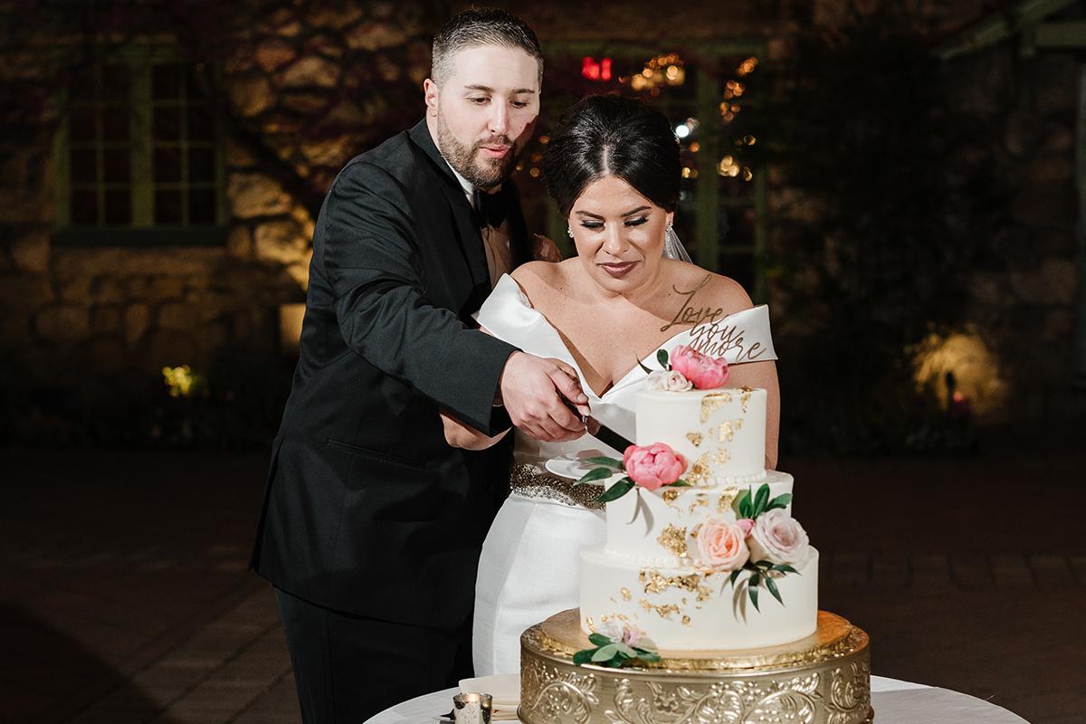 Wedding cutting cake