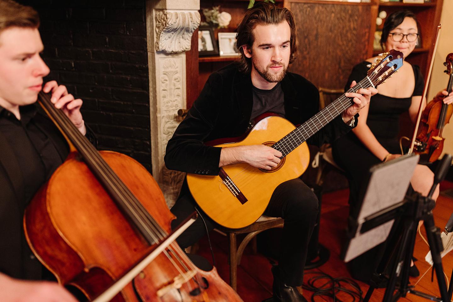 String live music at cocktail hour